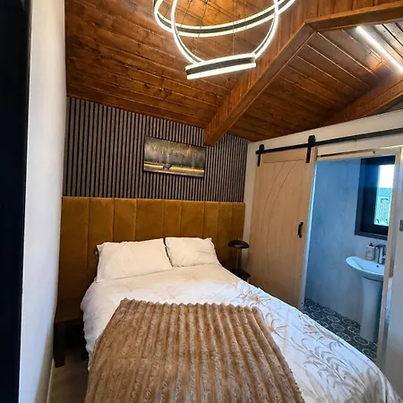 Cosy Couples' Retreat Lodge